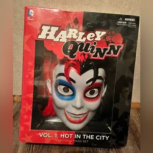 Harley Quinn - Book & Mask Set Vol 1